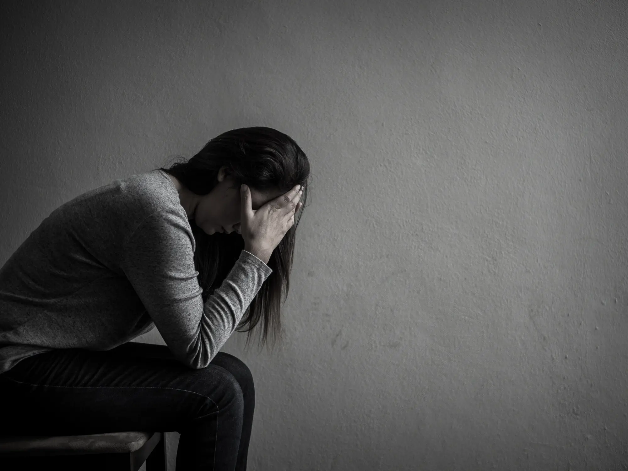 Una chica con problemas de salud mental pensando en el suicidio